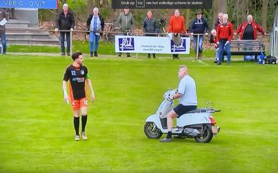 De buurman kwam verhaal halen, op de scooter.