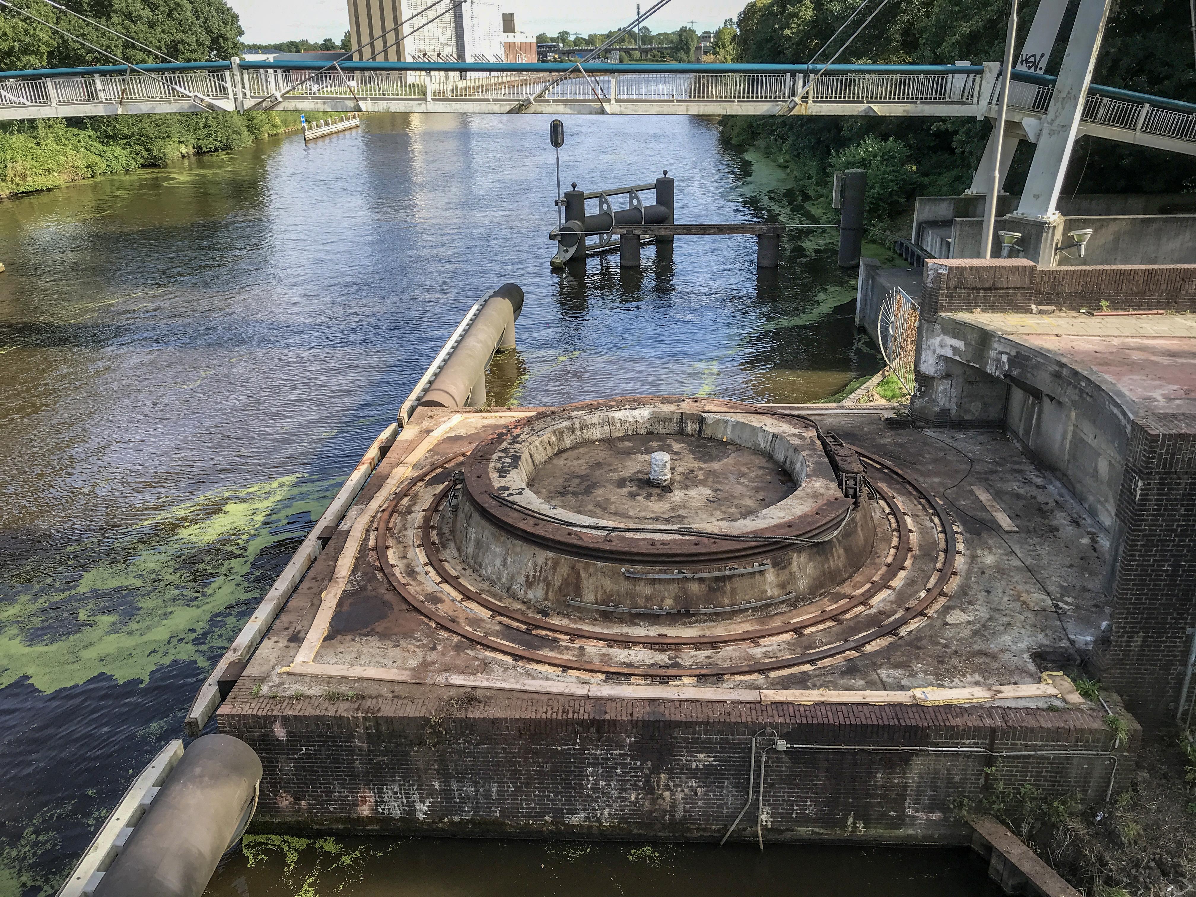 Al wat er rest van de Gerrit Krolbrug in Groningen, na de aanvaring op 15 mei 2021. Rijkswaterstaat besloot deze week alsnog om de loopbruggen van een hellingbaan te voorzien.