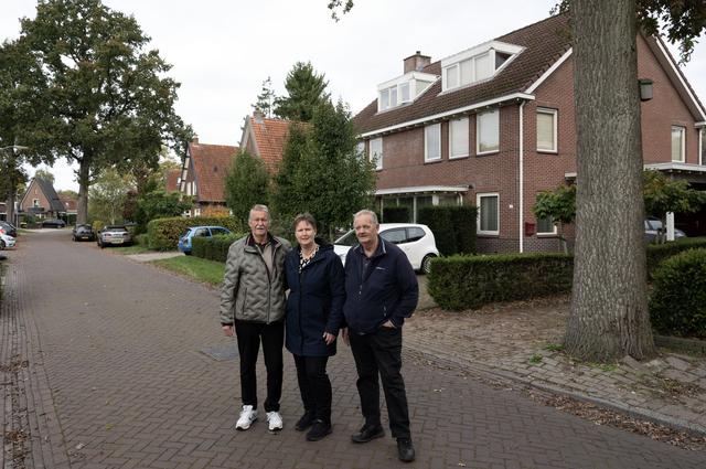 Martinus, Janny en Henk Rosies in de Angelsloërstraat. Op de plek van de dubbele woning aan de rechterkant stond de winkel van hun ouders.