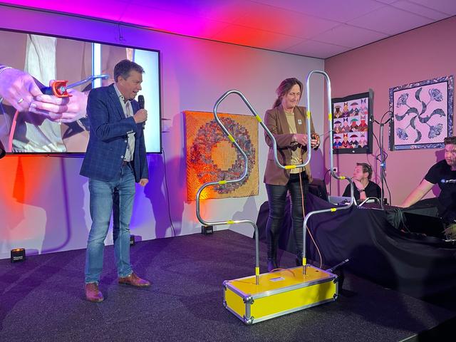 Tijdens het wachten op de uitslagen woensdagavond in het dorpshuis in Exloo speelden de lijstrekkers een potje zenuwspiraal. Links presentator Peter Postema, rechts Annemiek de Groot (Lokale Kracht).