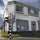 Het verwaarloosde gebouw op de hoek van de Kerkstraat en de Meint Veningastraat in Hoogezand dat door de gemeente voor veel geld is gekocht.