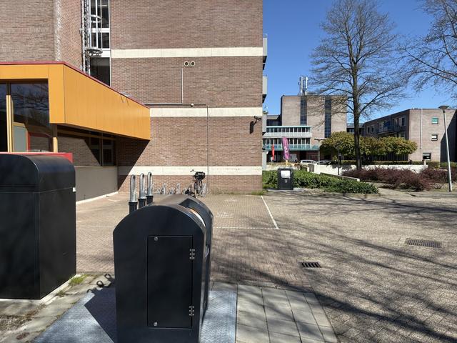 De entree van het complex met aanleunwoningen. Op achtergrond zorgcomplex De Valkenhof, met daarbij het winkelcentrum.