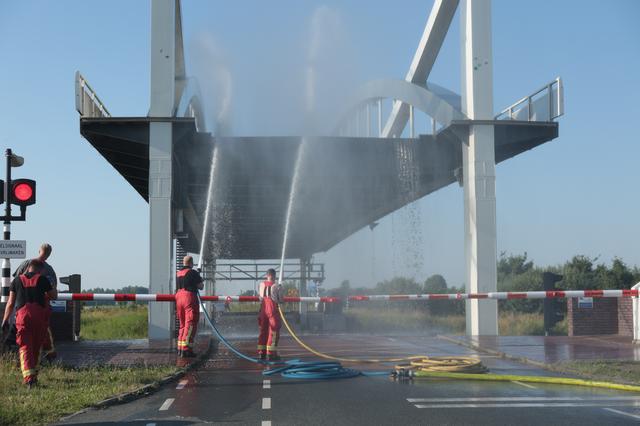 De brandweer moest ter plaatse komen om de Dorkwerderbrug te koelen.