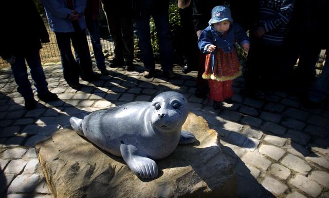 De 'ontvoerde' zeehond Hannes kreeg een standbeeld. 