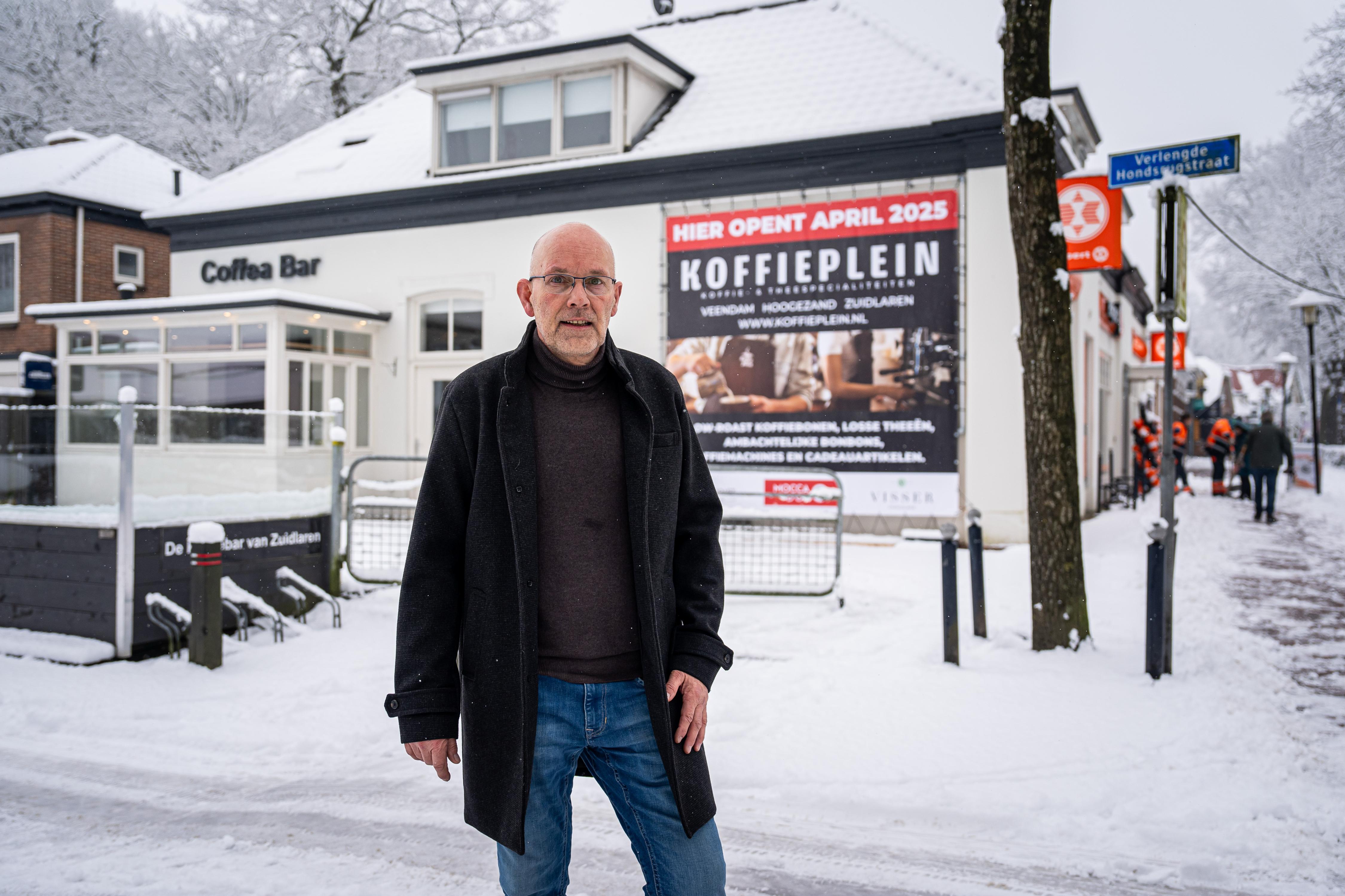 Fred van Loenen voor de derde koffiewinkel in Zuidlaren. 