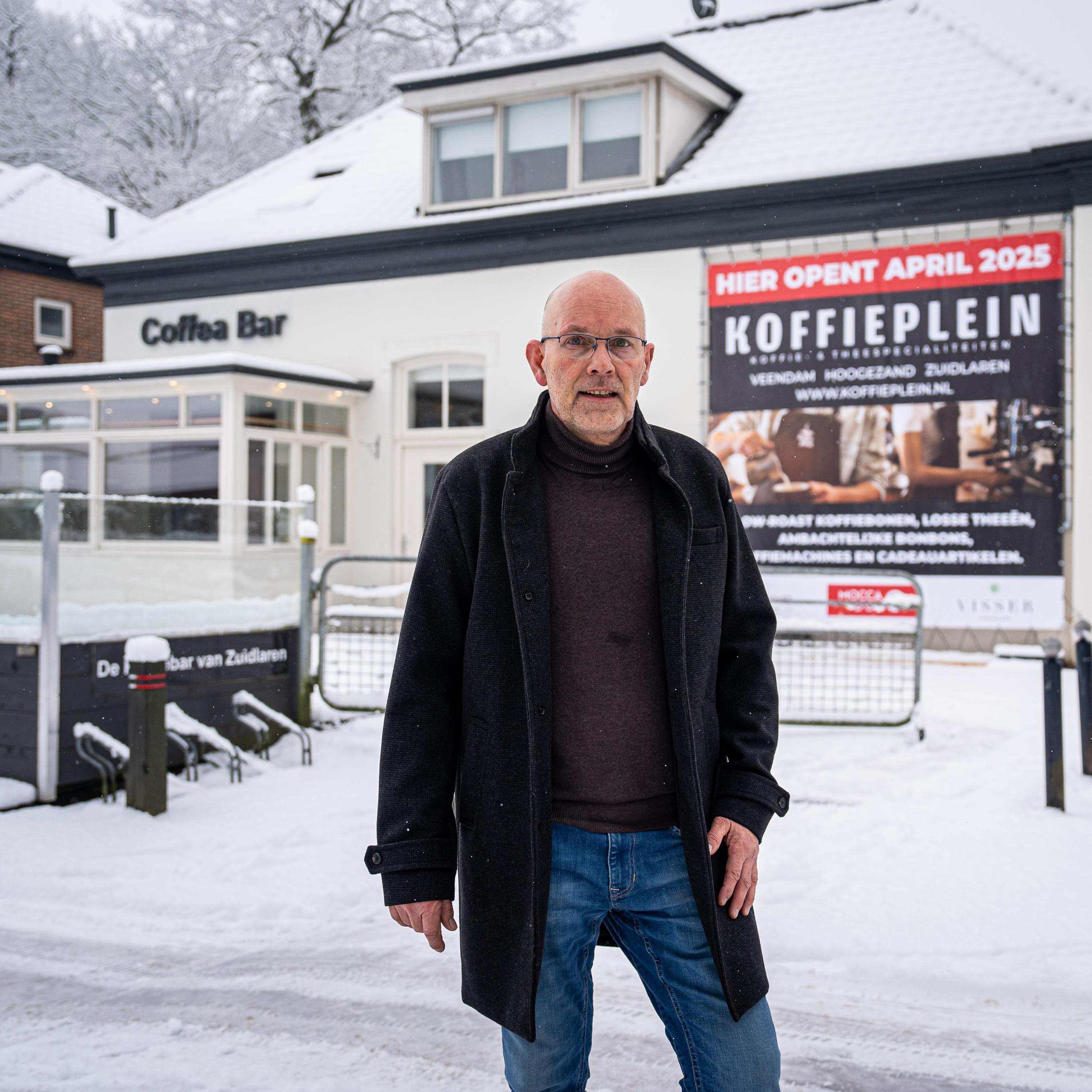 Fred van Loenen voor de derde koffiewinkel in Zuidlaren. 