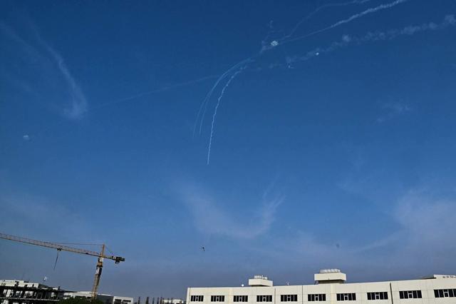 In de lucht boven Dubai is het onrustig en worden Iraanse projectielen onschadelijk gemaakt. 