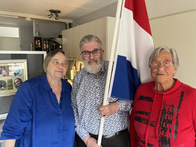 Drie van de zeven bestuursleden van de jubilerende vereniging Oranje Getrouw Aduard met vlnr Ria en Arie Meijerman en Jannie Postmus.