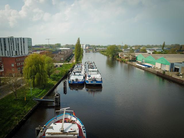 Bij de Oostersluis liggen schepen ook te wachten. Foto: DVHN/Matthijs Sorgdrager