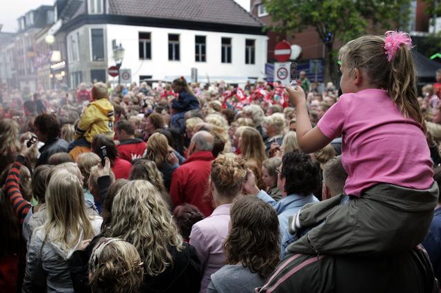 Drukte op het Marktplein tijdens De Nacht van Winschoten, omgedoopt tot Zomerfestival. 