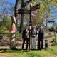 Albert Broekman (Recreatieschap Drenthe), gedeputeerde Willemien Meeuwissen en Marketing Drenthe-directeur Yvonne Cornax (vlnr.) bij het wandelknooppunt in Schipborg.