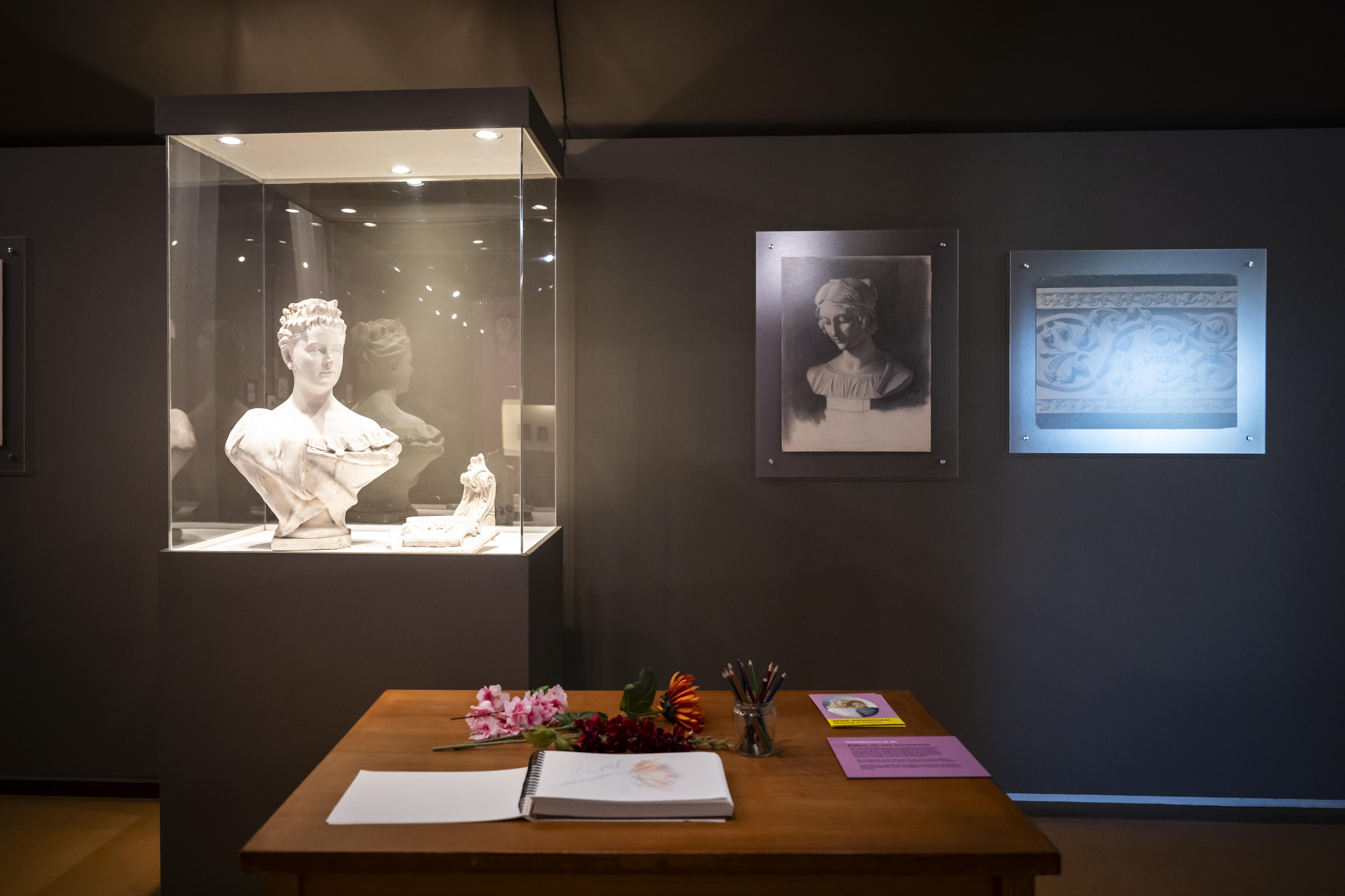 In de zaal staat een buste van koningin Wilhelmina die bezoekers kunnen natekenen.