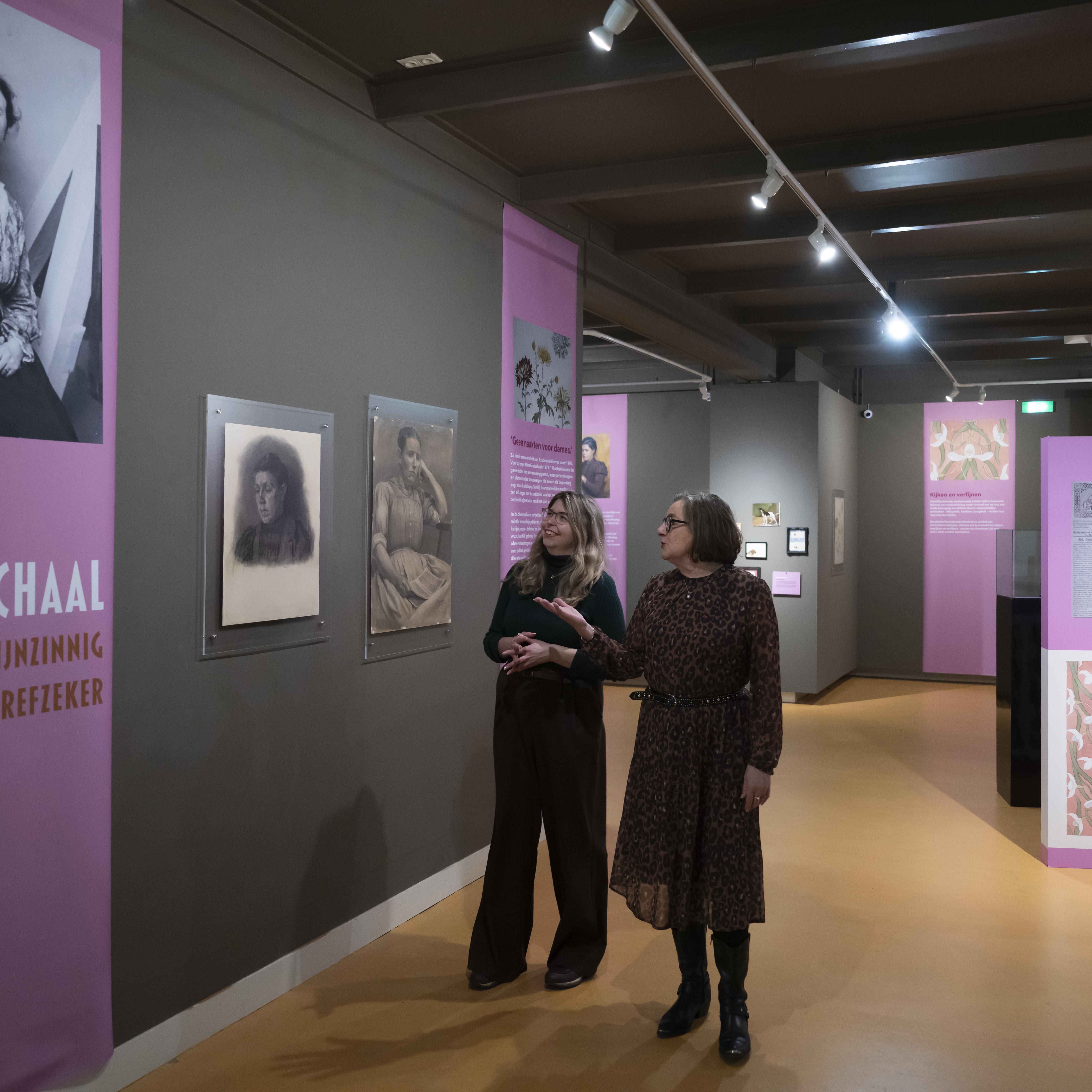 Lisa Witte en Monique Spaltman wijden een tentoonstelling aan kunstenares Afina Goudschaal.
