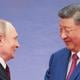 De Russische president Vladimir Poetin (l.) en zijn Chinese ambtgenoot Xi Jinping (r.) tijdens een eerdere ontmoeting. 