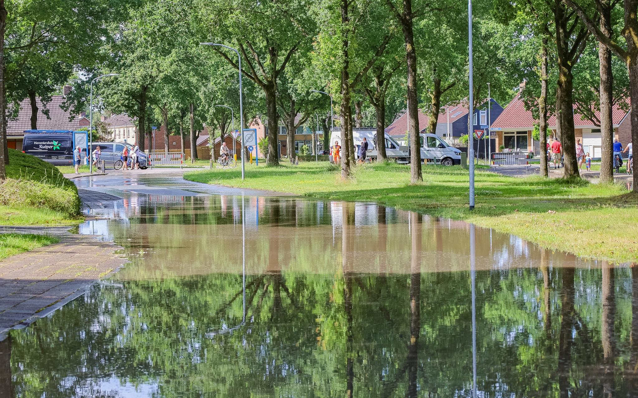 Waterleiding geknapt in Roden, deel van de weg onder water.