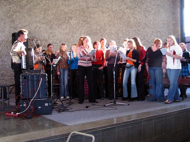 Op school organiseerde en begeleidde Henk muzikale activiteiten.