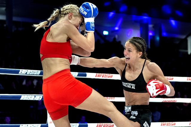 Dit beeld van Sarèl de Jong, hier in actie tegen de Noorse Madelen Softeland, hebben we tijd gemist. 