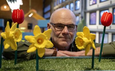 Cor Kamminga tussen 3D-geprinte bloemen van gerecycled plastic. ,,Kan ik wel een boterham hiermee verdienen?''