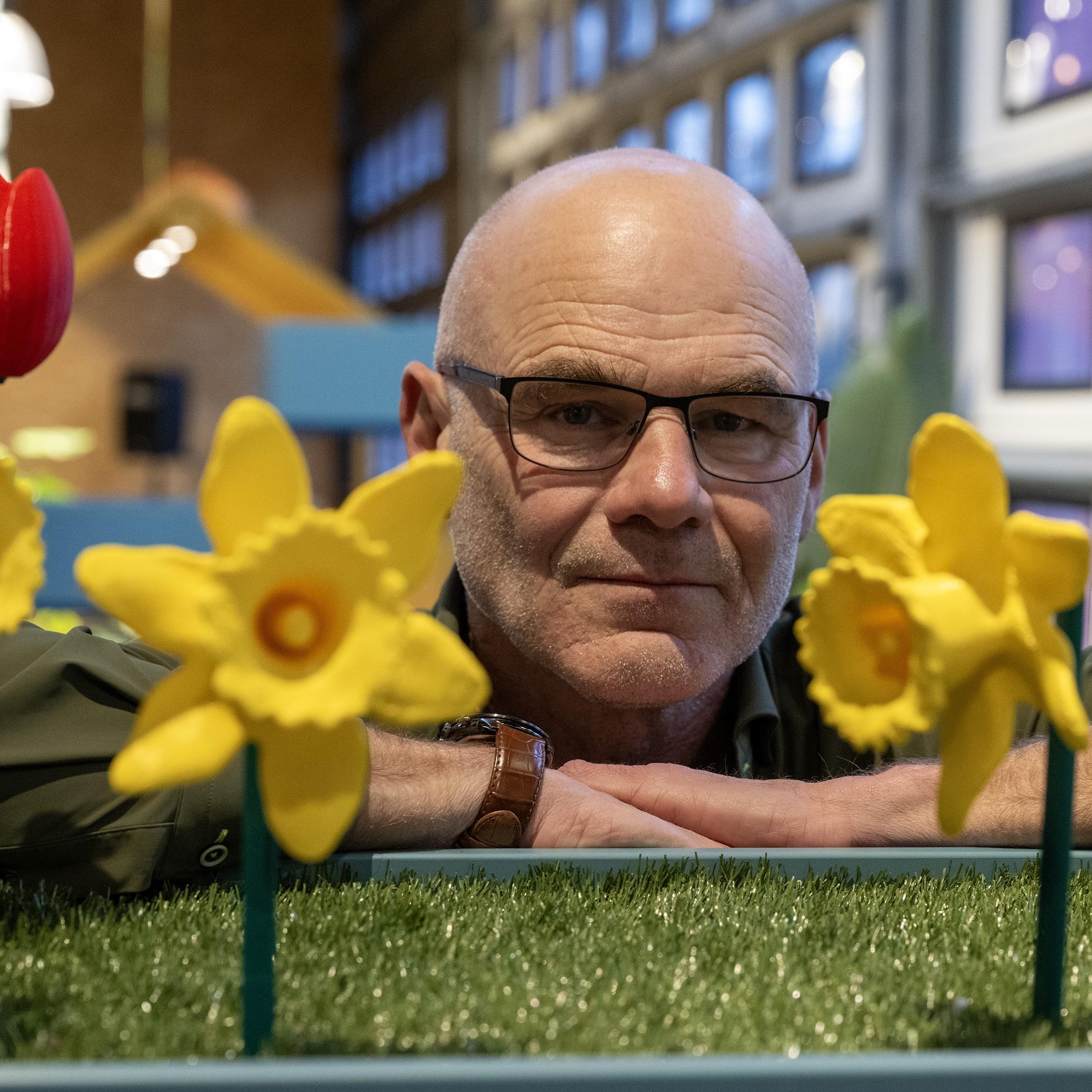 Cor Kamminga tussen 3D-geprinte bloemen van gerecycled plastic. ,,Kan ik wel een boterham hiermee verdienen?''