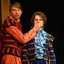 In Jack Nieborgs bewerking van 'Romeo en Julia' is Leon van Esveld (rechts) zowel Romeo als Julia. Als Julia (of toch Romeo) valt hij (of zij) voor Paris, een rol van Siebren de van der Schueren (links).