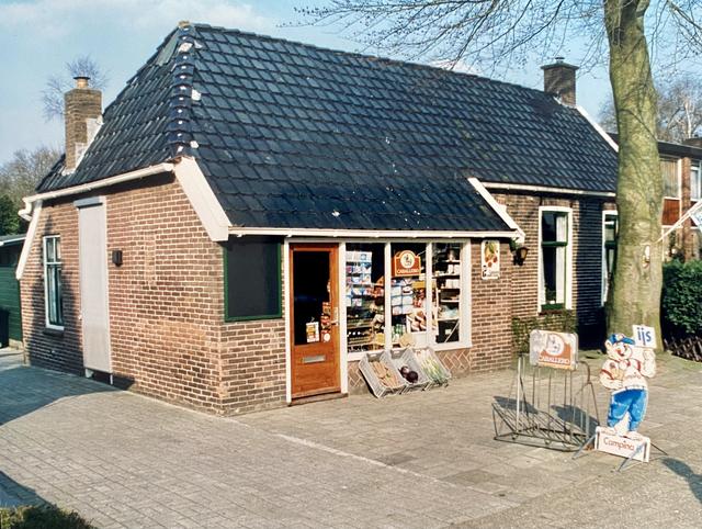 Het Emmer snoepwinkeltje. De beide uitbaters overleden toen ze vroeg in de zeventig waren.
