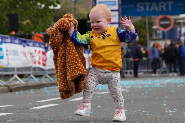 Jong geleerd is oud gedaan? De 1-jarige Liv Mulder probeert de Cascaderun alvast uit.