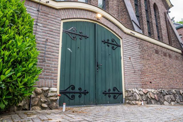 De kerkdeur die bij de inbraak werd opengebroken. 