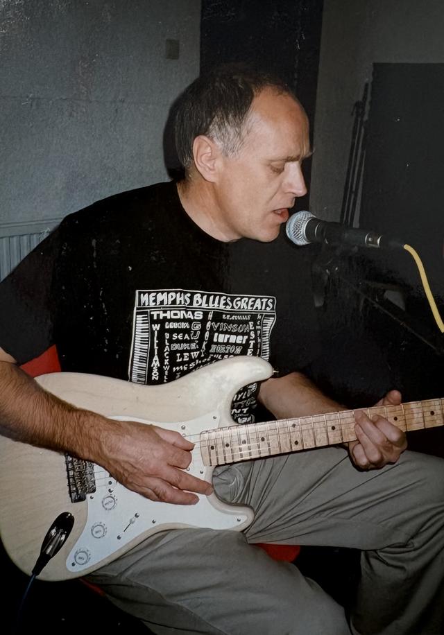 Johan thuis op zijn gitaar.