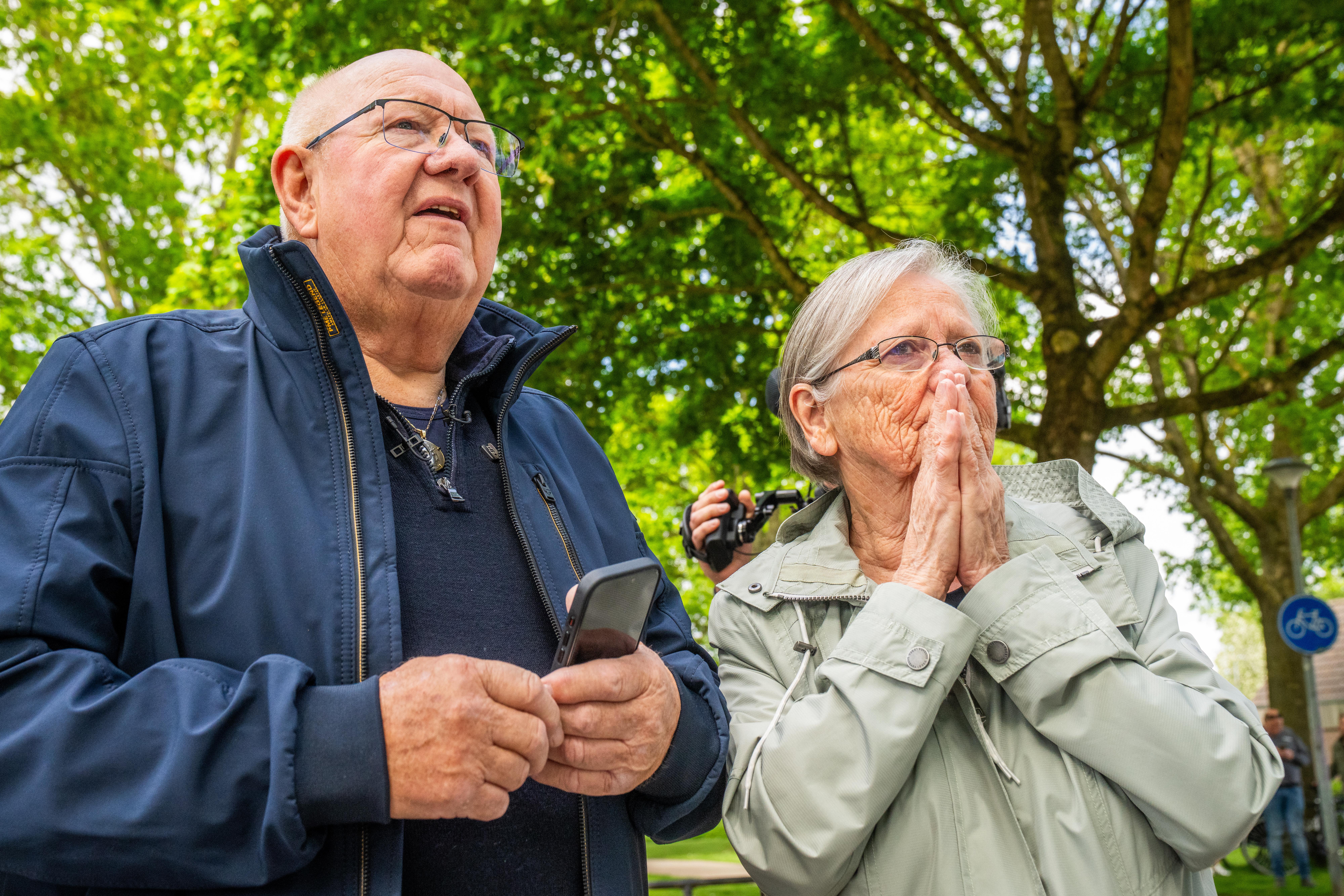 Henk Wijngaard en zijn vrouw Trijn waren zichtbaar ontroerd door wat er nabij hun woning in Emmen gebeurde. 