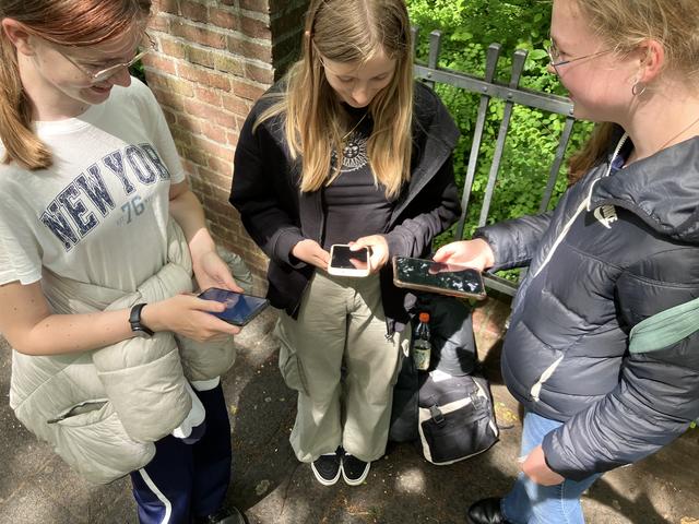 Jet, Elín en Anissa (v.l.n.r.) zouden hun smartphone liever niet willen missen.