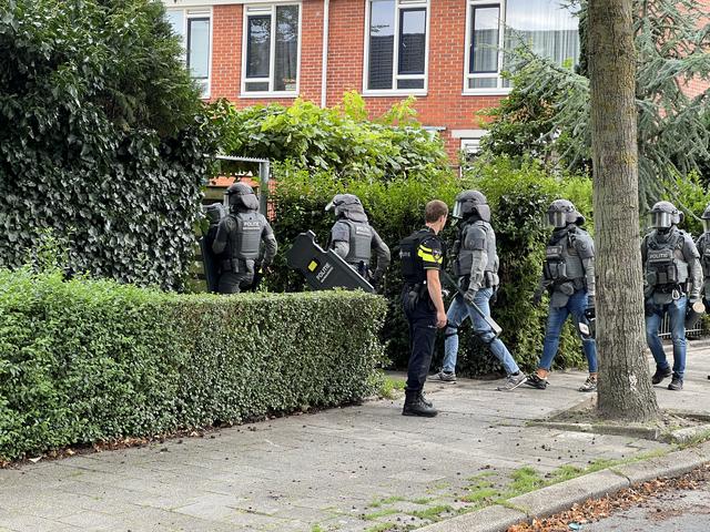 Een arrestatieteam doet een inval aan de Steenbokstraat.