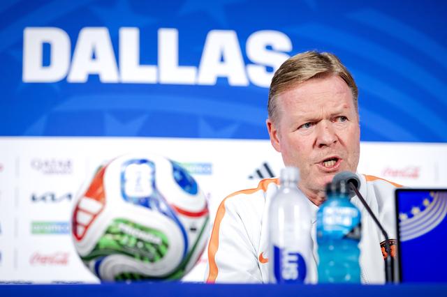 Bondscoach Ronald Koeman tijdens een persconferentie van het Nederlands elftal. 