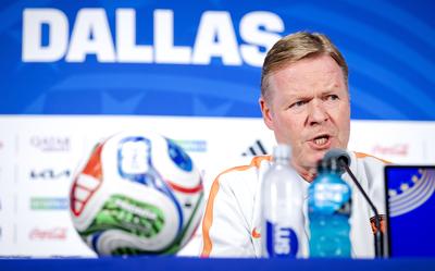 Bondscoach Ronald Koeman tijdens een persconferentie van het Nederlands elftal. 