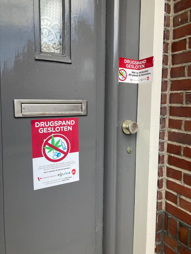 De voordeur van het drugspand aan de Van Delftstraat in Wildervank is verzegeld.