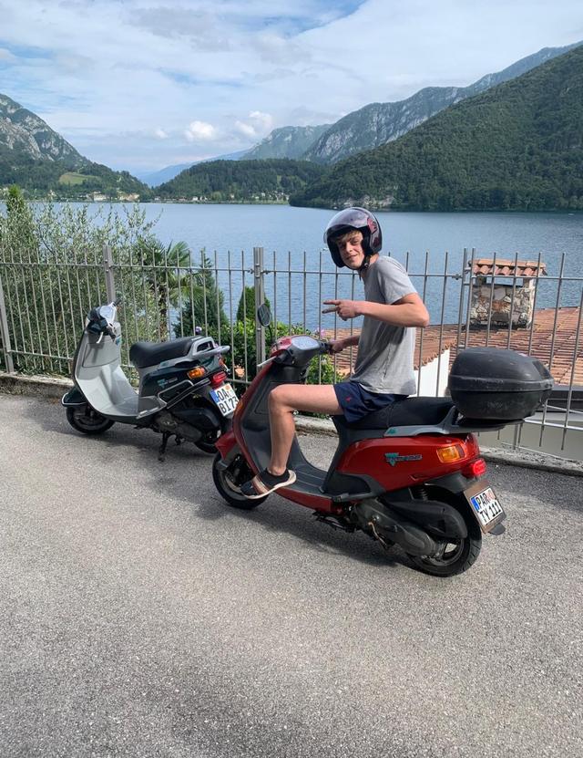 Ook op vakantie met vrienden wordt scooter gereden.