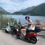 Ook op vakantie met vrienden wordt scooter gereden.
