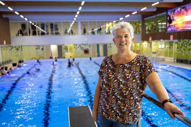 Erna Doornbos in zwembad Aquarena in Emmen. ,,Ik word oprecht blij als ik mensen binnen zie komen, ook na al die jaren nog.’’ 
