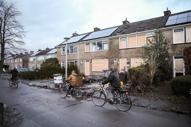 Een paar dagen na de explosie van zeer zwaar vuurwerk in de Anna Maria Horalaan in Midwolda is de schade nog goed te zien. Maandag staan drie mannen voor de rechter. Volgens het OM zijn ze verantwoordelijk voor de heftige explosie op nieuwjaarsnacht 2024.