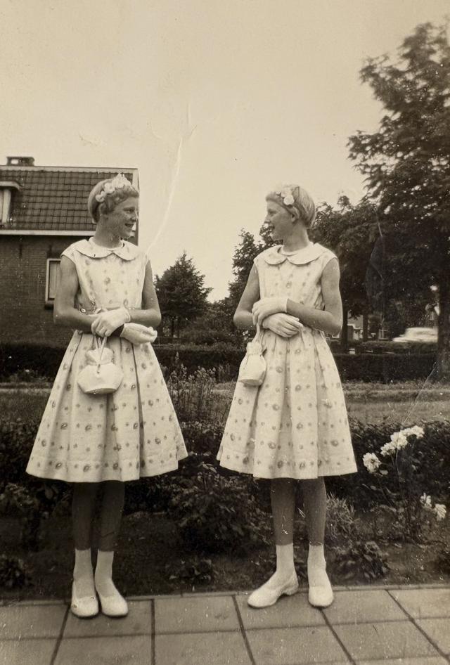 Miep (links) en Gerda Neehoff op de dag van hun vormsel in de katholieke kerk.