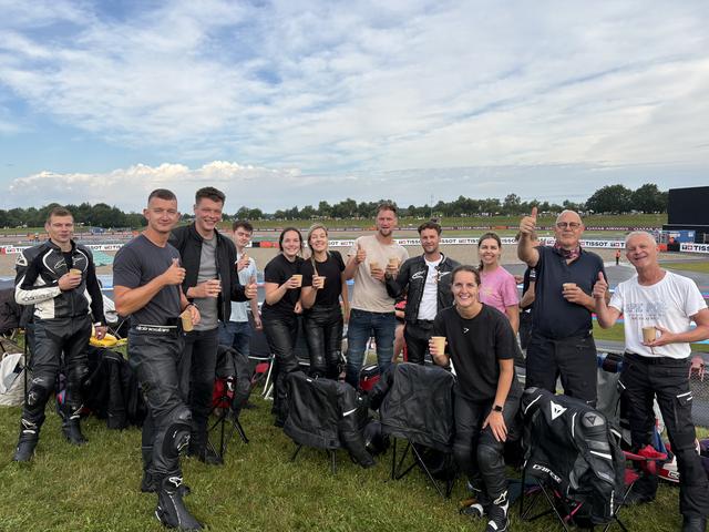 Al zo’n 20-25 jaar is het vaste prik op deze plek tijdens de TT voor deze groep motorrijders uit Hardenberg.