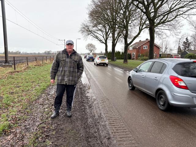 Johannes Doldersum aan de nu superdrukke Scheidingsweg. De bermen zijn deels aan flarden gereden.