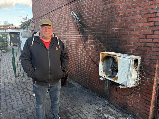 Martinus Bakker bij de door brand beschadigde airco. 