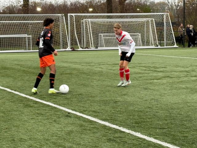 ON-linkshalf Benjamin Cissé (links) dreigt, GRC-rechtsback Kevin Weening kijkt naar de bal.