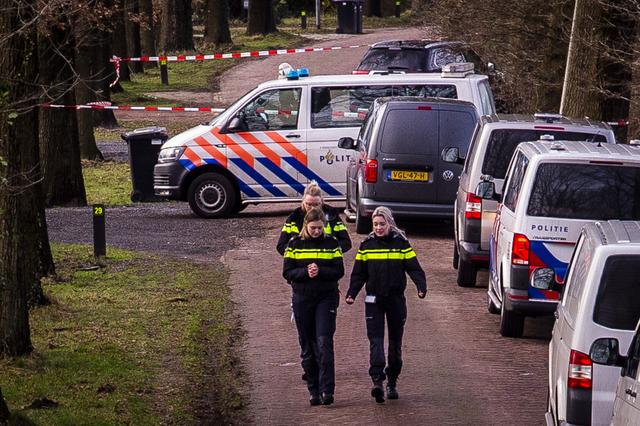 De politie doet sporenonderzoek na dubbele moord in Weiteveen.