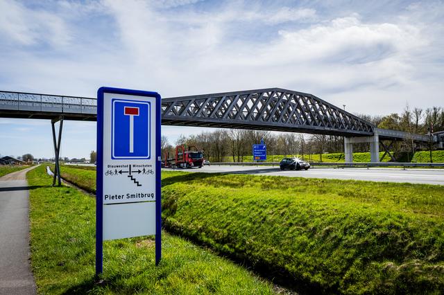 De Pieter Smitbrug verbindt Winschoten met Blauwestad.
