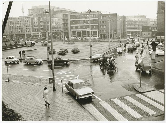 Verkeer op de Grote Markt in de jaren zestig.