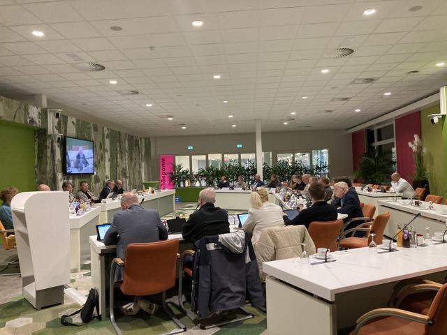 De Emmer raadsleden tijdens de vergadering van donderdagavond.