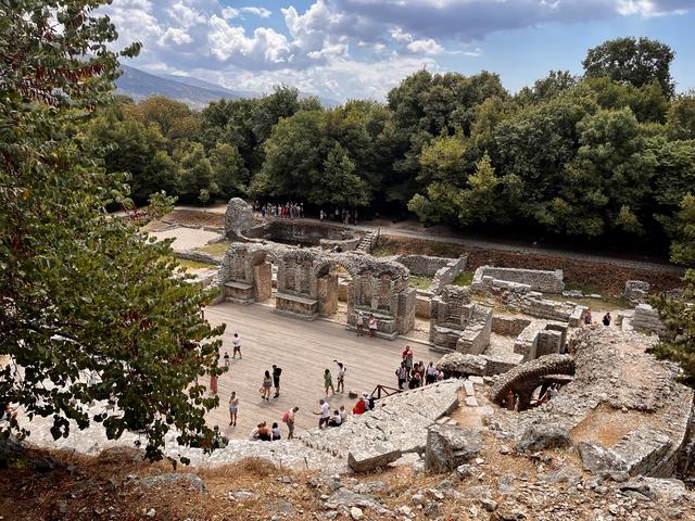 Butrint ligt aan het water en kent archeologische opgravingen uit de tijd van de Romeinen, Grieken en de Ottomannen. 