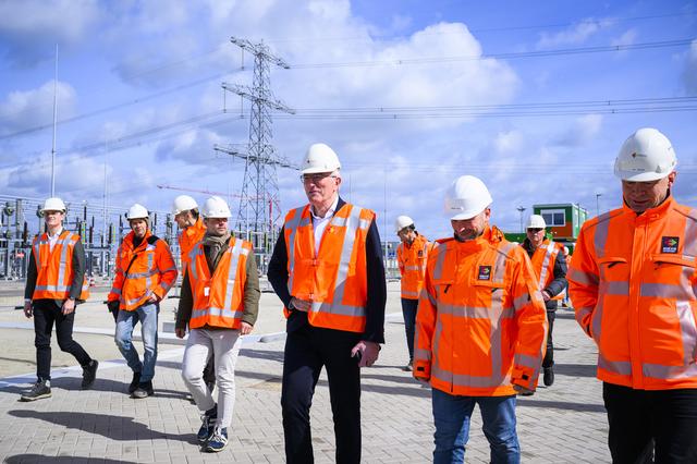 Henk Jumelet verkent het nieuwe verdeelstation bij Ter Apelkanaal.