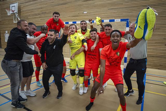 PKC'83 viert feest vanwege het lijfsbehoud in de eredivisie. Vierde van rechts de afscheidnemende Handrit Hoxhaj, helemaal rechts coach Rinie Jurna 